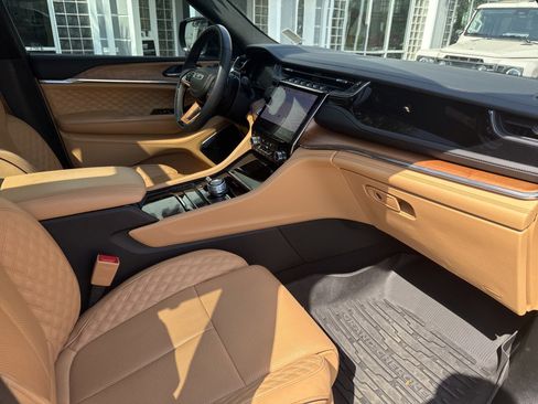 Used 2025 Jeep Grand Cherokee L Summit image 38