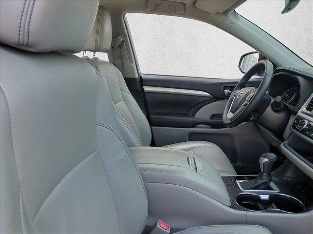 Used 2019 Toyota Highlander XLE FWD image 22