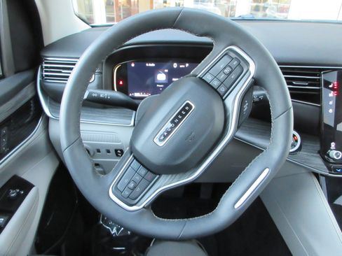 Used 2023 Jeep Wagoneer L Series III w/ Premium Group I image 39