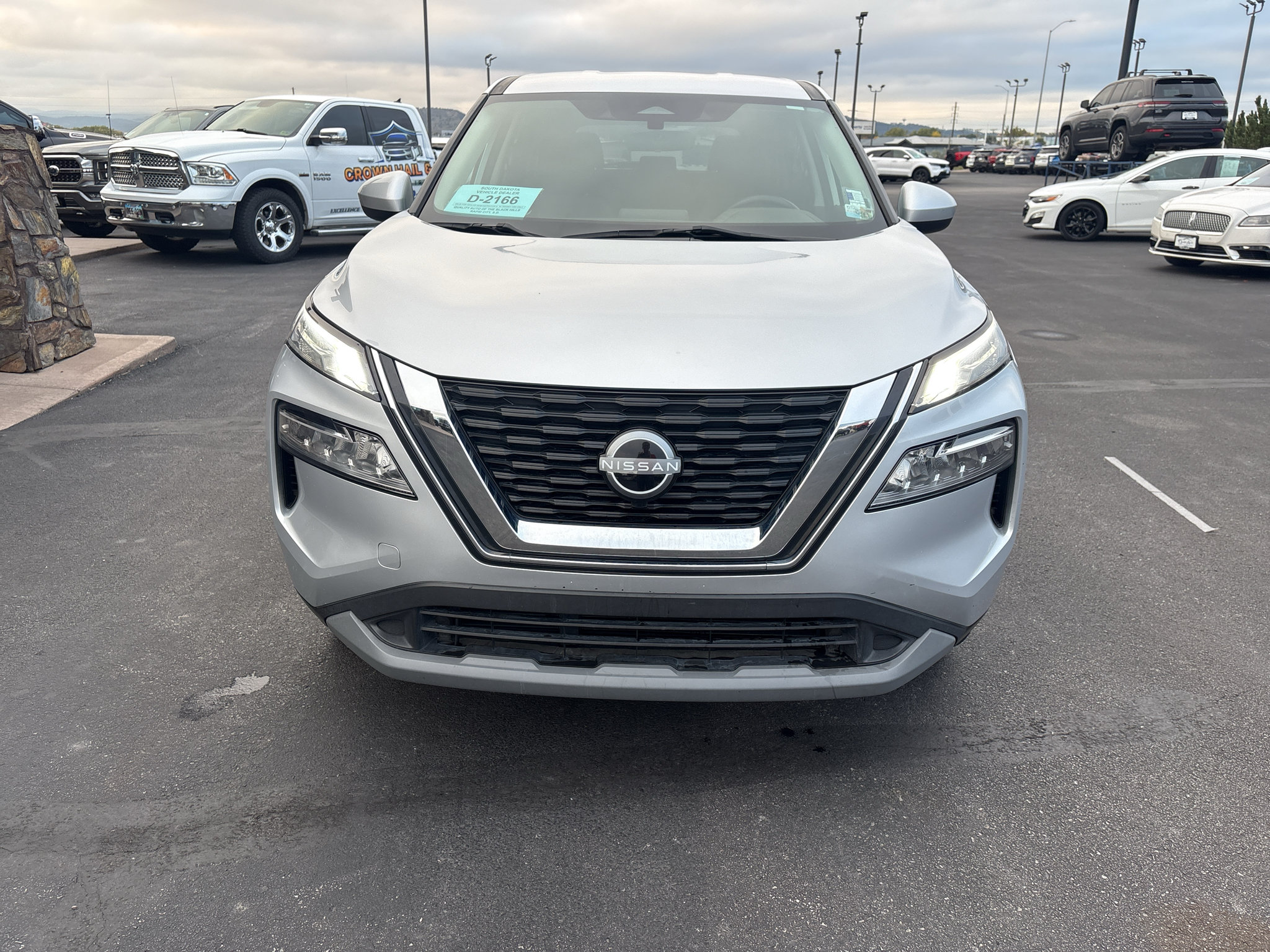 Used 2023 Nissan Rogue SV FWD image 3