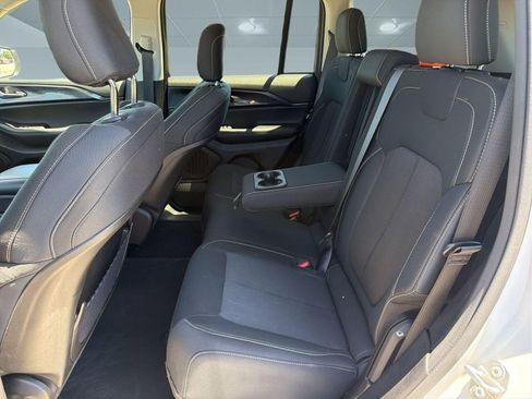 Used 2023 Jeep Grand Cherokee Laredo w/ Luxury Tech Group I AWD/4WD image 15