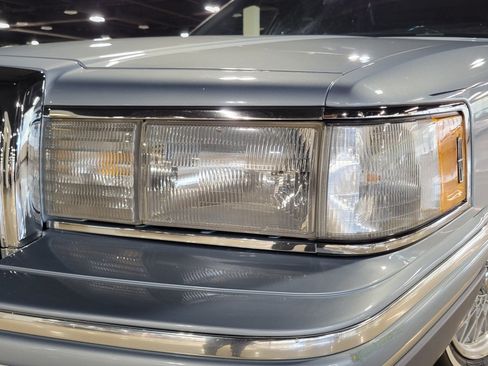 Used 1993 Lincoln Town Car Signature RWD image 17