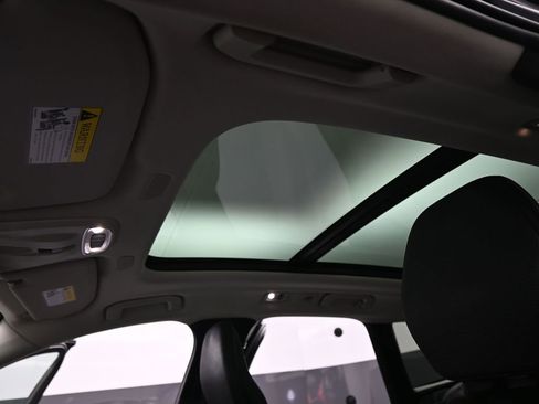 Used 2021 Volvo XC60 T5 Momentum w/ Premium Package image 16