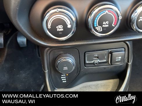 Used 2016 Jeep Renegade Sport w/ Power & Air Group image 23