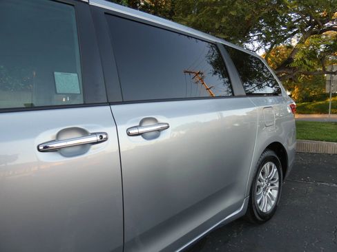 Used 2015 Toyota Sienna XLE image 13
