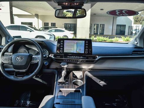 Used 2023 Toyota Sienna Limited image 11