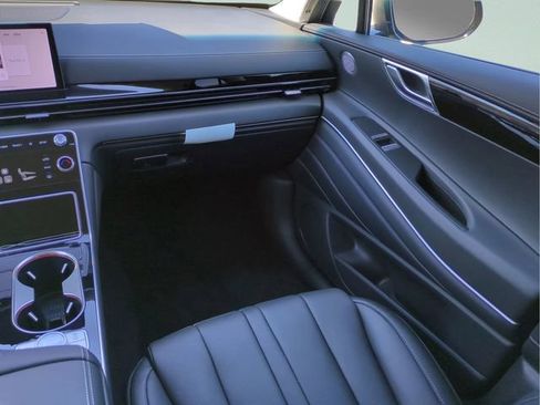 Certified 2025 Genesis GV80 2.5T Standard AWD/4WD image 15