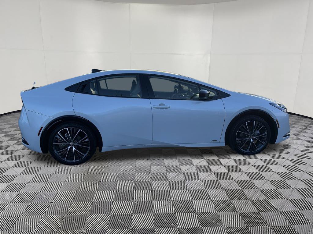 Used 2026 Toyota Prius XLE AWD/4WD image 10