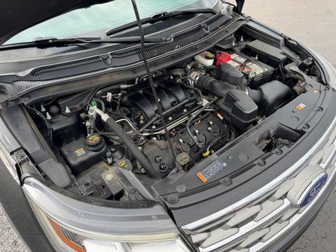 Used 2018 Ford Explorer XLT AWD/4WD image 25