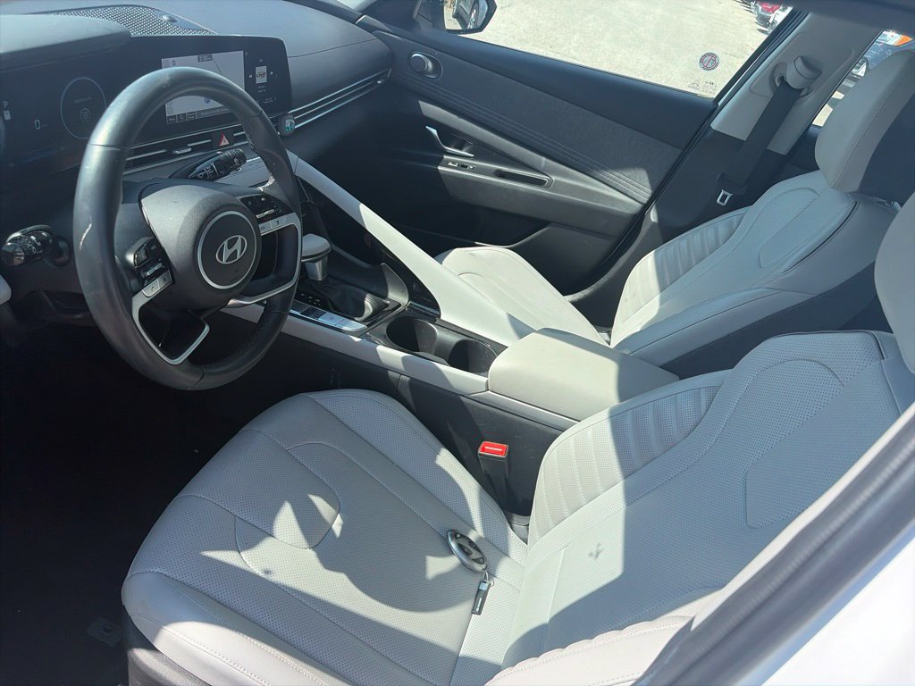 Used 2025 Hyundai Elantra Limited FWD image 16