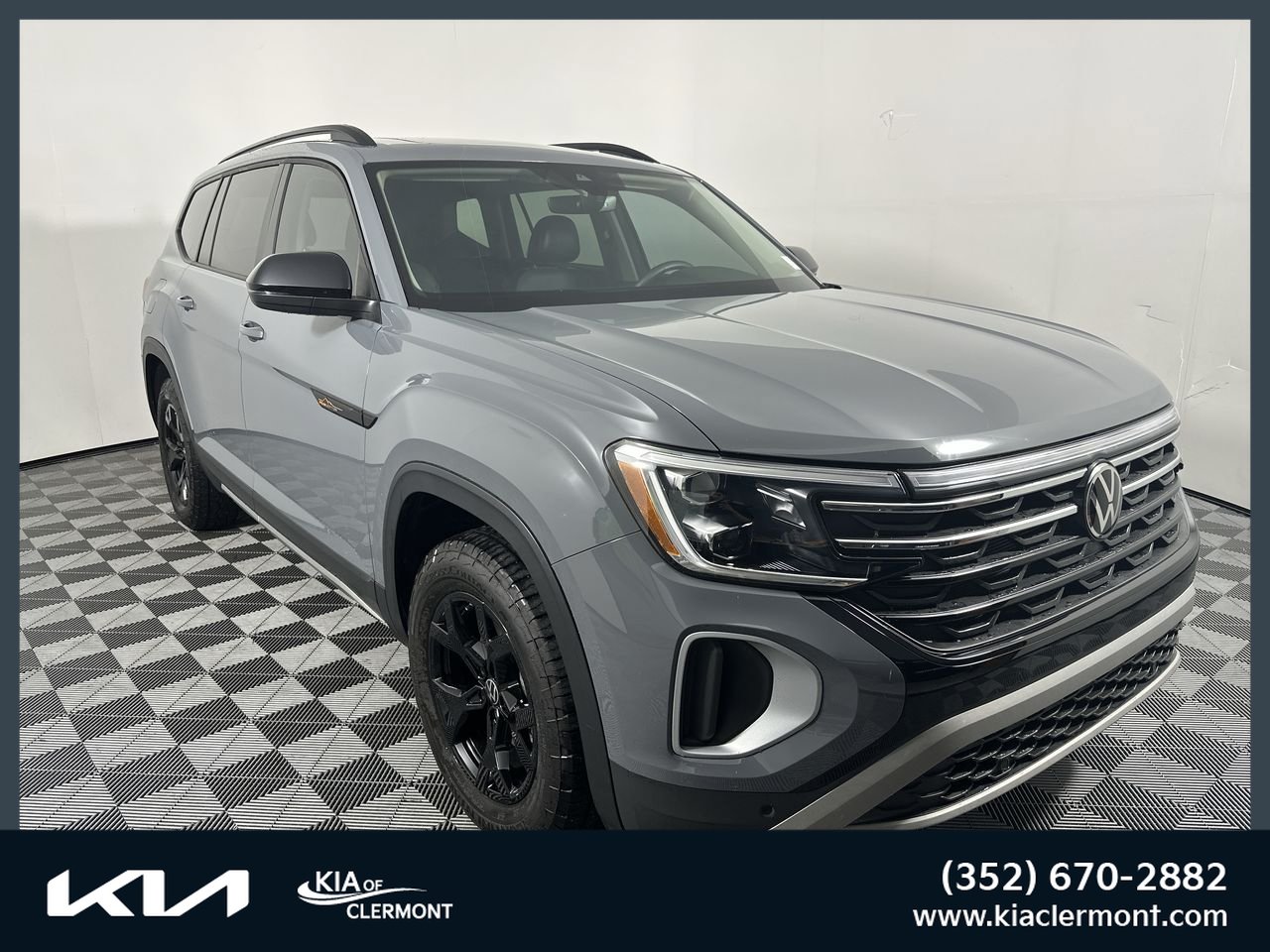 Used 2024 Volkswagen Atlas Peak Edition SE AWD/4WD image 1