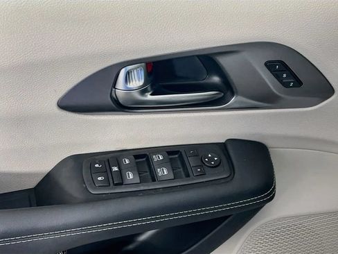 Used 2023 Chrysler Pacifica Touring-L FWD image 18