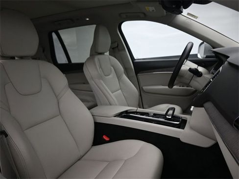 Used 2023 Volvo XC90 B6 Plus image 35