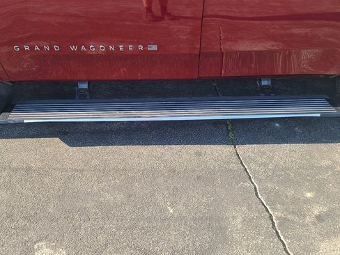 Used 2023 Jeep Grand Wagoneer Series II AWD/4WD image 9