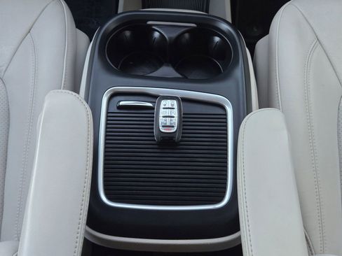 Used 2021 Chrysler Pacifica Touring-L w/ Premium & Safety Sphere Group image 32