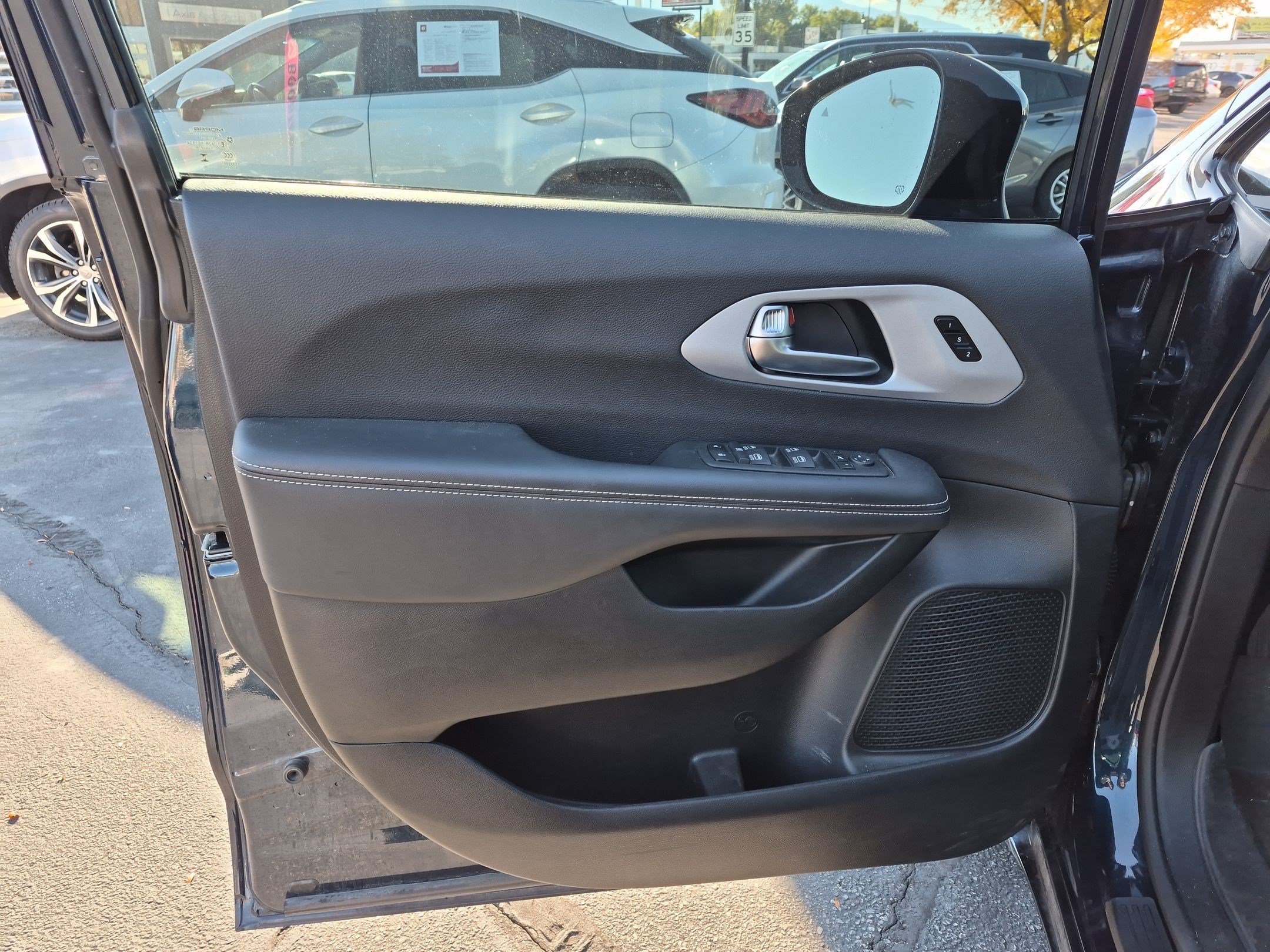 Used 2025 Chrysler Pacifica Limited AWD/4WD image 14