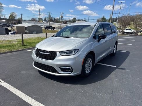 New 2026 Chrysler Pacifica Select image 3