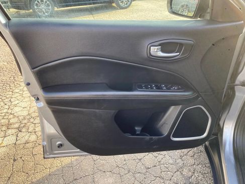 Used 2018 Jeep Compass Latitude w/ Popular Equipment Group AWD/4WD image 11