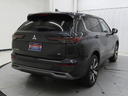 New 2025 Mitsubishi Outlander SE image 3
