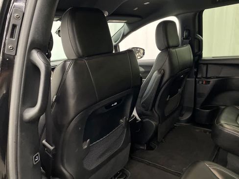 Used 2025 Chrysler Pacifica Select FWD image 16