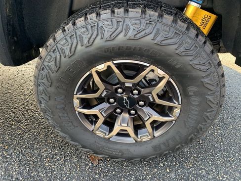 Used 2024 Chevrolet Colorado ZR2 w/ Technology Package image 12