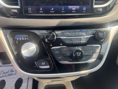 Used 2023 Chrysler Pacifica Touring-L FWD image 24