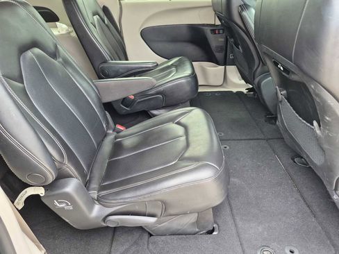 Used 2023 Chrysler Pacifica Touring-L FWD image 22