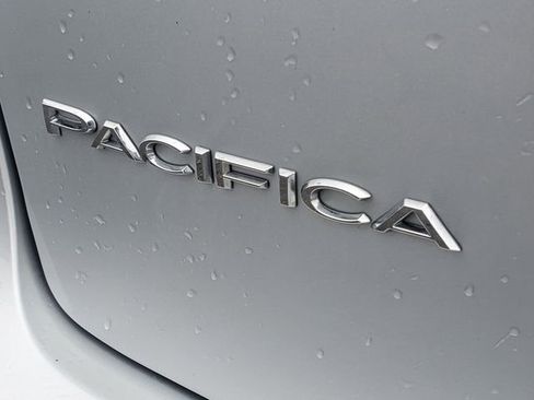 Used 2024 Chrysler Pacifica Touring-L image 7