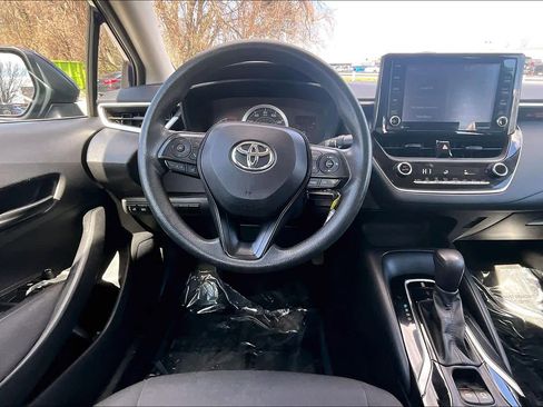 Used 2022 Toyota Corolla LE image 6