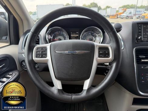 Used 2015 Chrysler Town & Country Touring FWD image 18