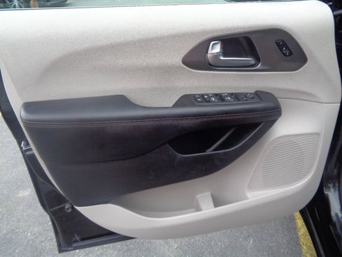 Used 2020 Chrysler Pacifica Touring-L FWD image 20