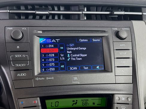 Used 2015 Toyota Prius Four FWD image 19