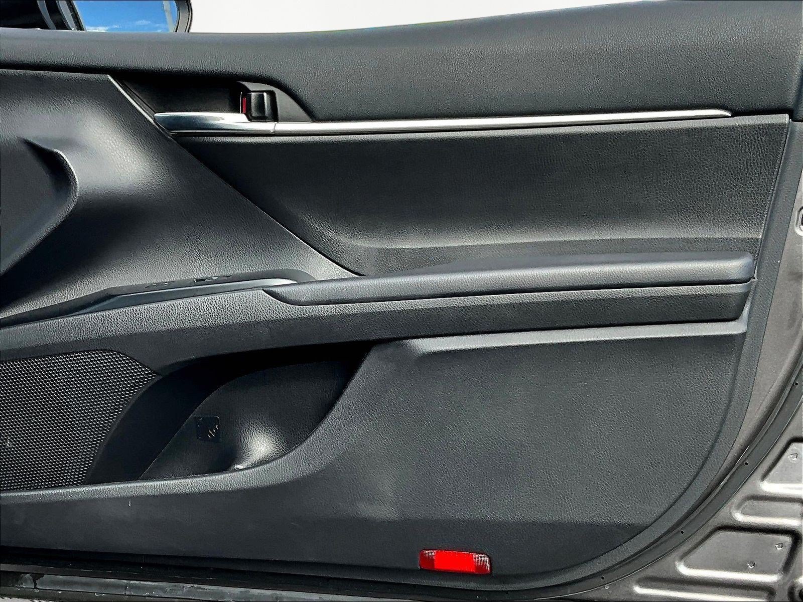Used 2020 Toyota Camry SE w/ Sunroof Package FWD image 27