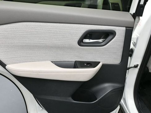 Used 2023 Nissan Rogue SV image 14