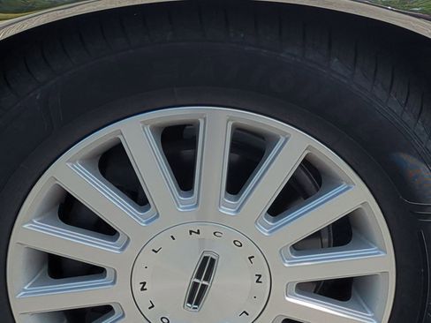 Used 2003 Lincoln Town Car Executive image 11