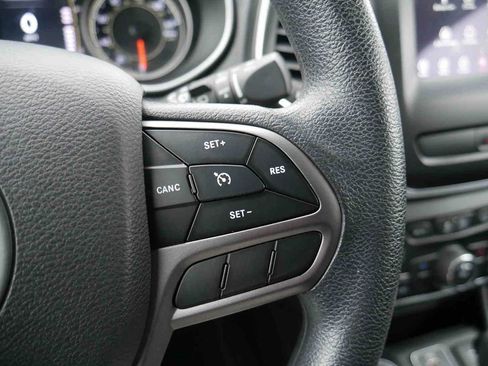 Used 2019 Jeep Cherokee Latitude w/ Popular Appearance Group image 32