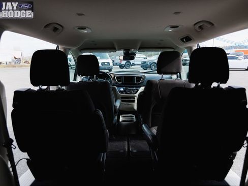 Used 2023 Chrysler Voyager LX image 7
