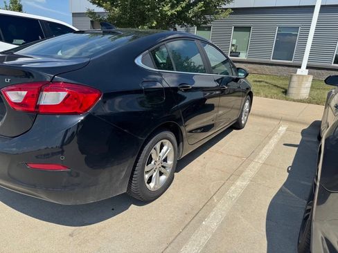 Used 2019 Chevrolet Cruze LT w/ Convenience Package FWD image 5