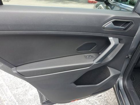 Used 2020 Volkswagen Tiguan SE image 19