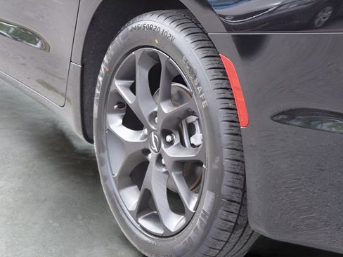 Used 2025 Chrysler Pacifica Limited FWD image 9