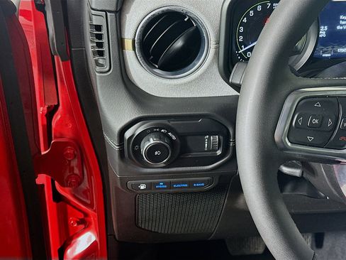 Used 2025 Jeep Wrangler Sahara w/ Safety Group image 17