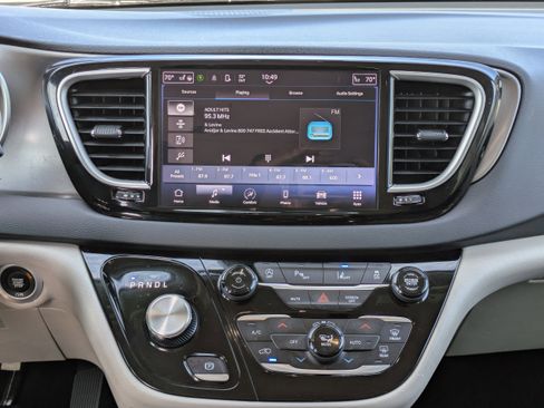 Used 2023 Chrysler Pacifica Touring-L image 22