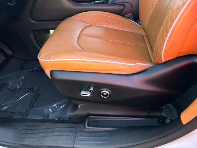 Used 2023 Chrysler Pacifica Pinnacle FWD image 16