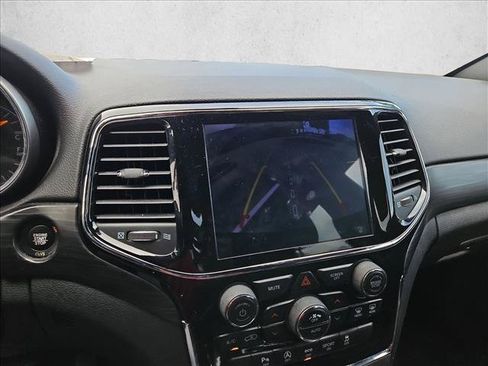 Used 2019 Jeep Grand Cherokee Altitude RWD image 12