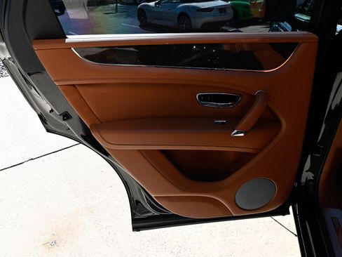 Used 2019 Bentley Bentayga AWD/4WD image 37