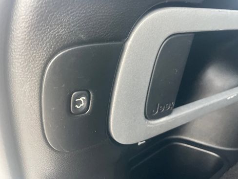 Used 2017 Jeep Cherokee Overland FWD image 16