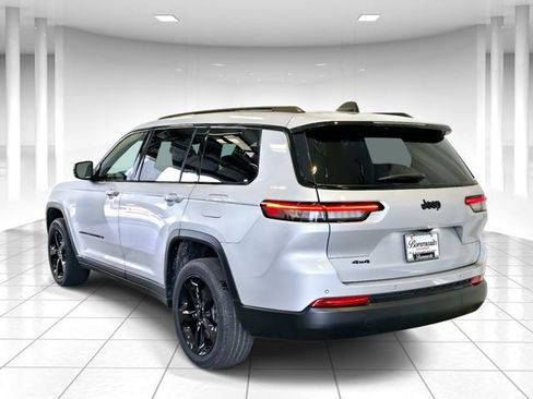 Used 2023 Jeep Grand Cherokee L Laredo image 3