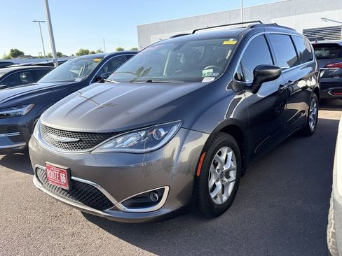 Used 2017 Chrysler Pacifica Touring Plus w/ Tire & Wheel Group FWD image 1