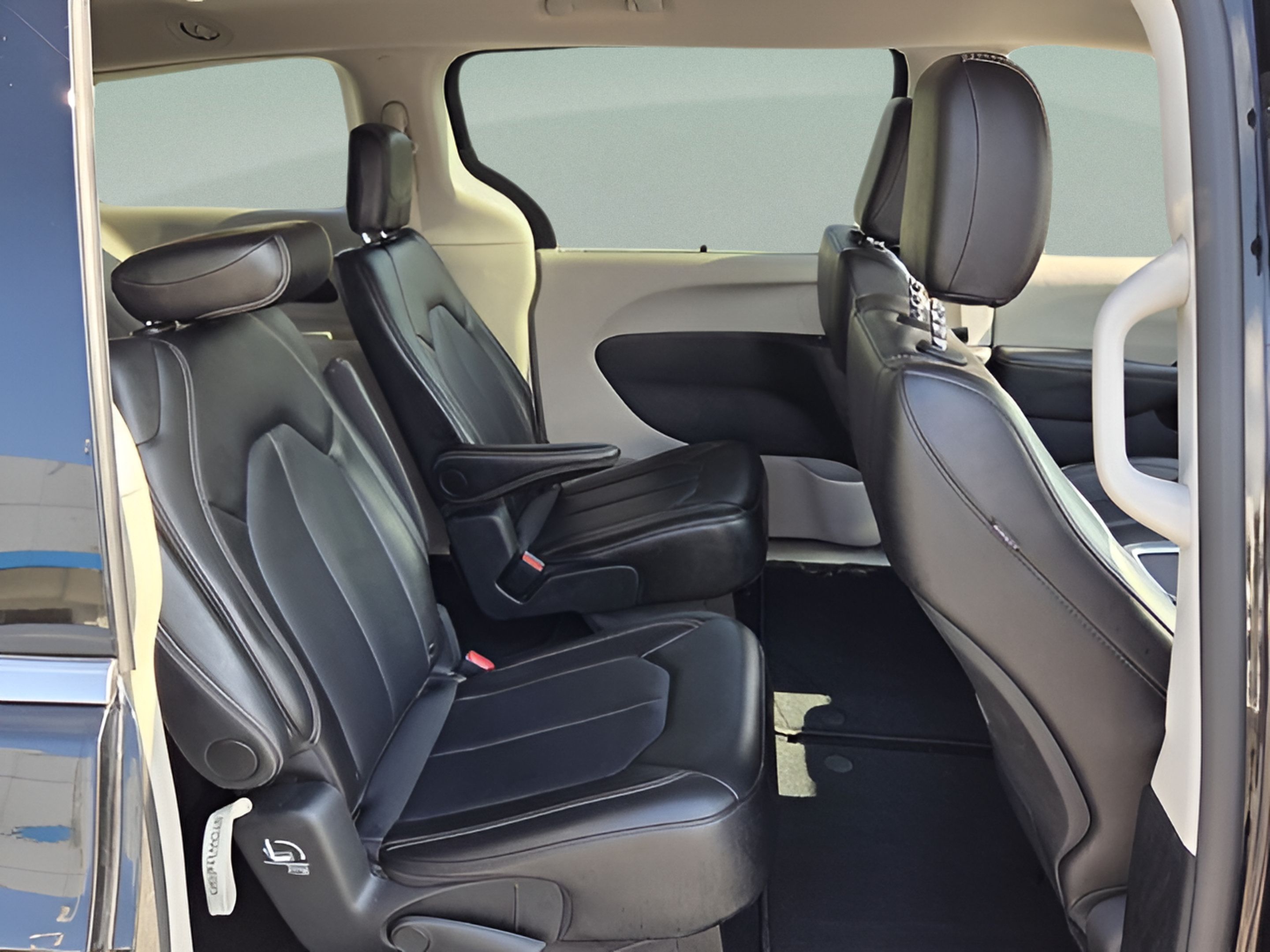 Used 2024 Chrysler Pacifica Touring-L FWD image 17