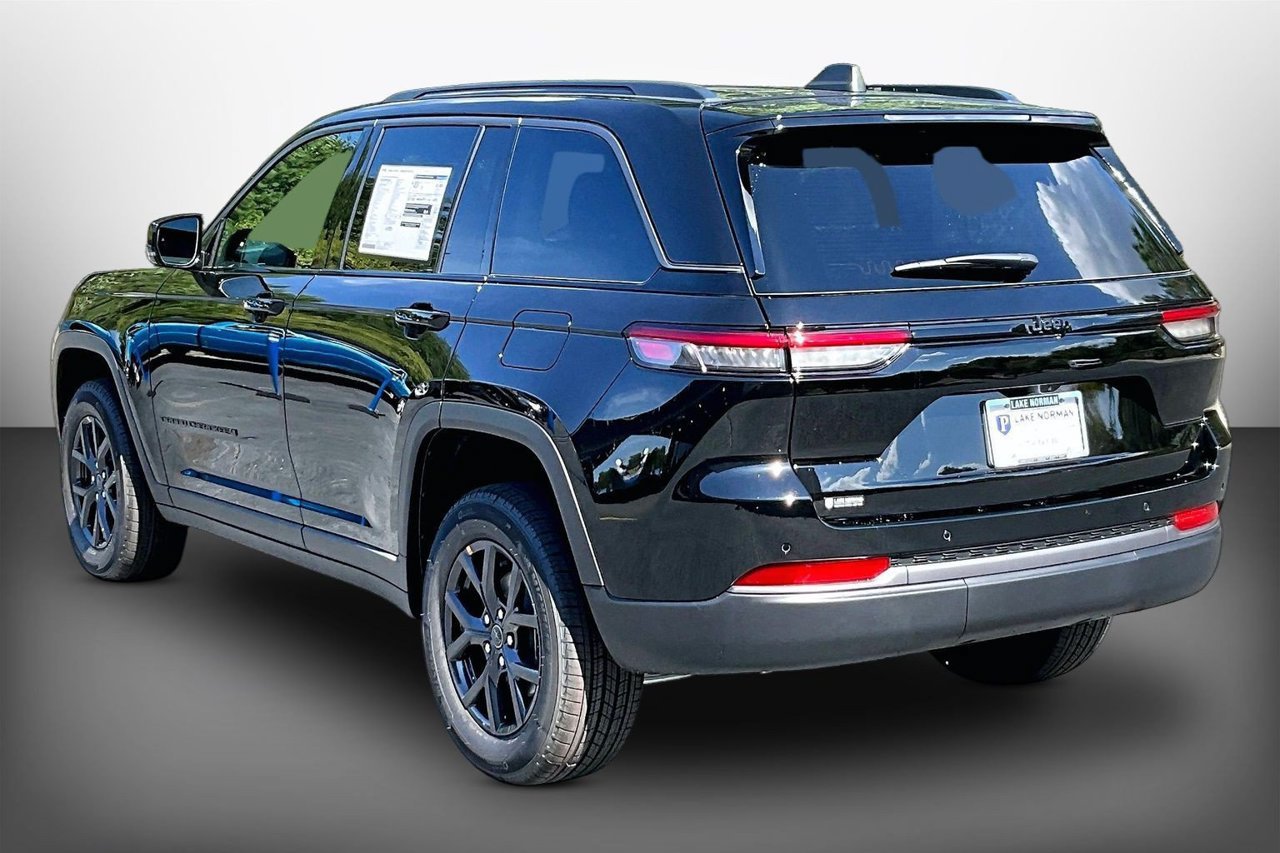 New 2027 Jeep Grand Cherokee Altitude RWD image 6